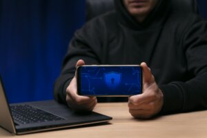 Protection des applications mobiles contre les cyberattaques, illustrée par un écran sécurisé sur smartphone.